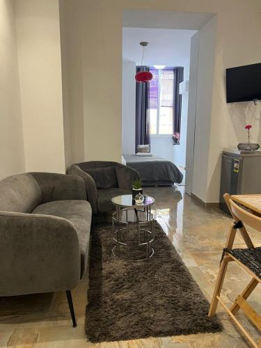 - un salon avec deux canapés et une table dans l'établissement Regal Apartment 2, à Tirana