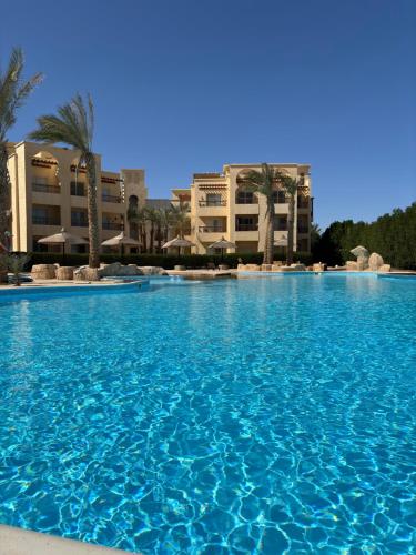 una gran piscina con palmeras y edificios en Appartamento a Sharm el Sheikh, en Sharm El Sheikh