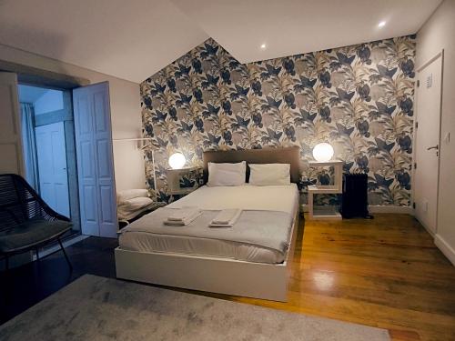 ポルトにあるCitybreak-apartments Lapaの花柄の壁紙を用いたベッドルーム1室