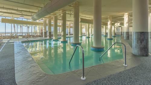 Πισίνα στο ή κοντά στο The Oasis 406 formerly Phoenix West II 406 condo