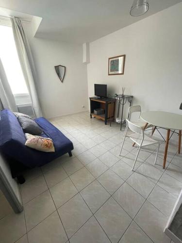 un salon avec un canapé et une table dans l'établissement Charmant appartement, à Saint-Thibéry