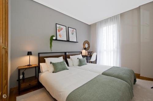 ein Schlafzimmer mit großem Bett und Fenster in der Unterkunft Costa Calma y Relax in Santander