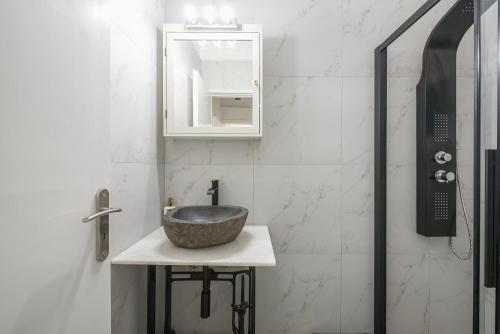 Stylish Luxury Apartment at Ampelokipi Metro Station