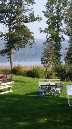 een groep parkbanken in het gras bij Vånga 77.1 in Vånga