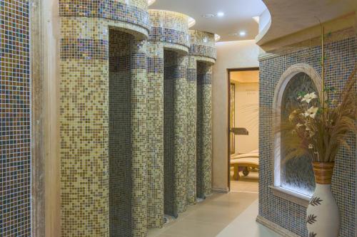 Koupelna v ubytování Mantar Spa Hotel