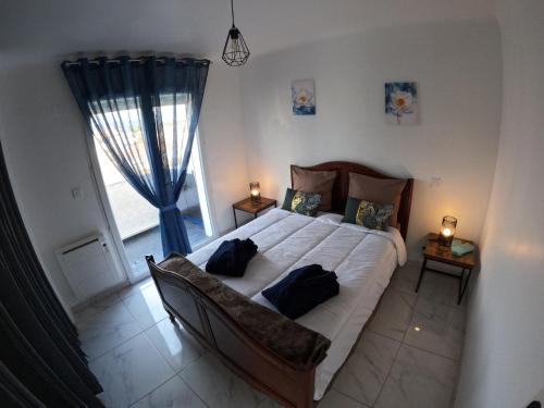 sypialnia z dużym łóżkiem i oknem w obiekcie BORD DE PLAGE LÔNES BONNEGRACE, PORT de SANARY SUR MER w mieście Sanary-sur-Mer