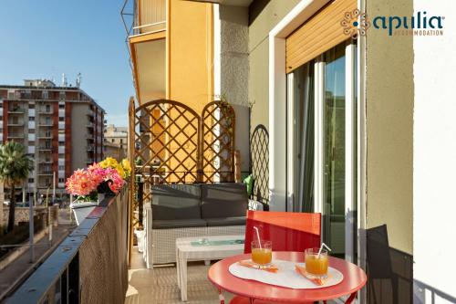 balcone con tavolo e 2 bevande di B&B Tiffany a Bari