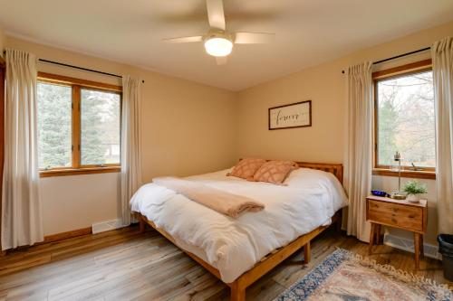 1 dormitorio con 1 cama y 2 ventanas en East Aurora Home about 18 Mi to Downtown Buffalo!, en East Aurora