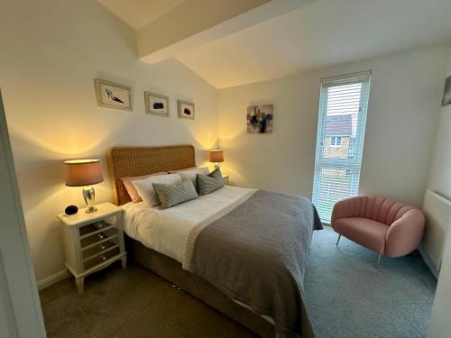 1 dormitorio con 1 cama, 1 silla y 1 ventana en Central 3BR home in Manchester, en Mánchester