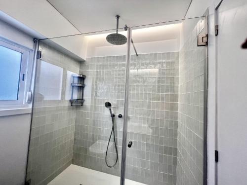 eine Dusche mit Glastür im Badezimmer in der Unterkunft Caparica Villa blue beach in Costa da Caparica