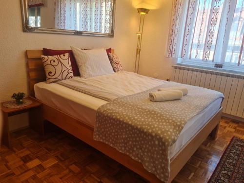 una camera con un grande letto con di BUDZAK Sarajevo a Sarajevo