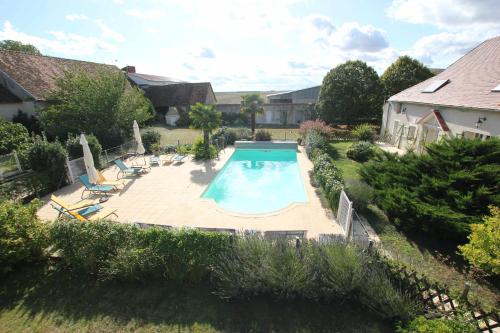 an overhead view of a swimming pool in a yard at Domaine de Champouteau - Gîtes et Chambres d'hôtes in Averdon