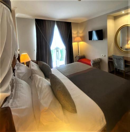Katil atau katil-katil dalam bilik di Saint John Hotel