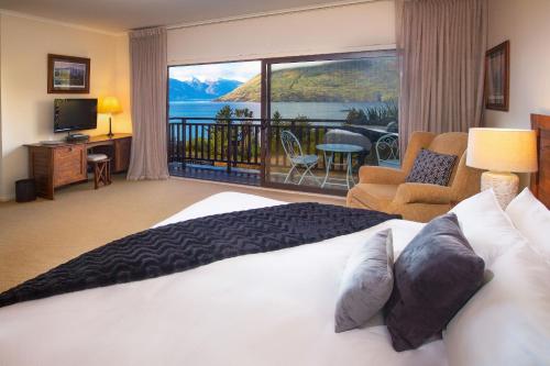 Postel nebo postele na pokoji v ubytování Hidden Lodge Queenstown