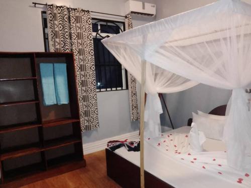 Ένα ή περισσότερα κρεβάτια σε δωμάτιο στο Paje Home away from home