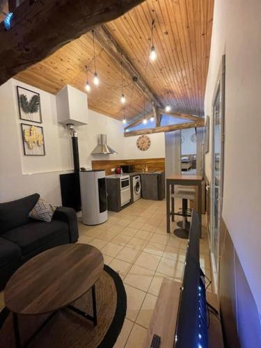 un salon avec un canapé et une table dans l'établissement La Bergerie, à Thodure