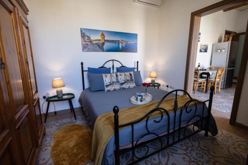 - une chambre avec un lit et une table dans l'établissement Mediterranea - Historical terraced house along the marina, à Cospicua