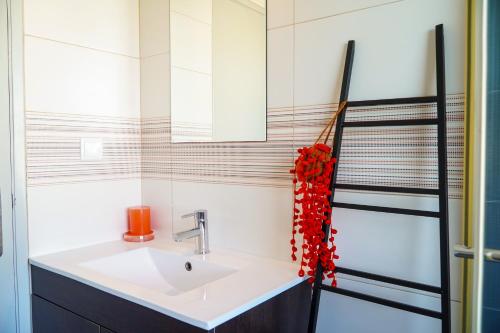 La salle de bains est pourvue d'un lavabo et d'un miroir. dans l'établissement Villa Marrachinho, à Albufeira