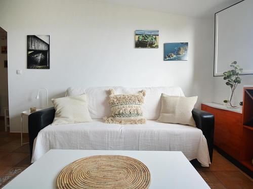 salon z kanapą i stołem w obiekcie Apartamento con jardín en Playa de Corrubedo w mieście Ribeira