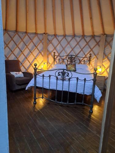 - une chambre avec un lit dans une yourte dans l'établissement The Snowdrop, à Galway