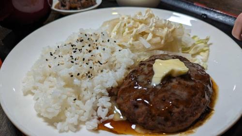 un plato blanco de comida con arroz y una hamburguesa en Hamburger restaurant Big foot - Vacation STAY 16266, en Hachinohe