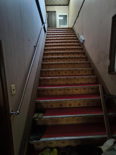 un tramo de escaleras en un edificio de oficinas en Hamburger restaurant Big foot - Vacation STAY 16266, en Hachinohe