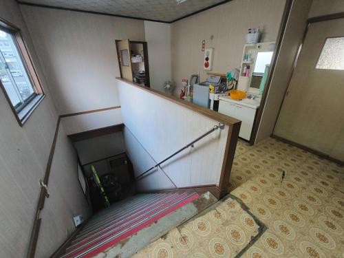 Una escalera en una habitación con cocina en Hamburger restaurant Big foot - Vacation STAY 16266 en Hachinohe