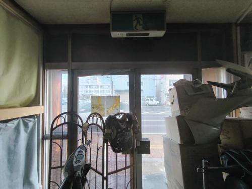 een kamer met boxen en een raam met uitzicht op een straat bij Hamburger restaurant Big foot - Vacation STAY 16323 in Hachinohe