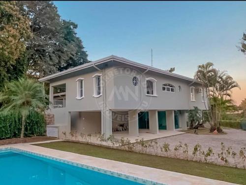 a villa with a swimming pool and a house at Casa Alto Padrao - Terras Sao Jose 1 (Campo Golfe) in Itu