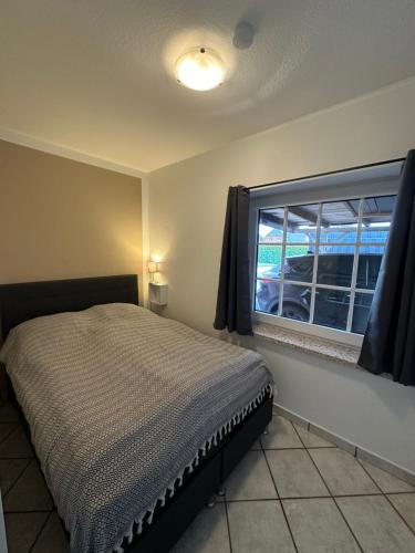 A bed or beds in a room at 2 Zimmer Wohnung Pool u. Sauna Zugang möglich