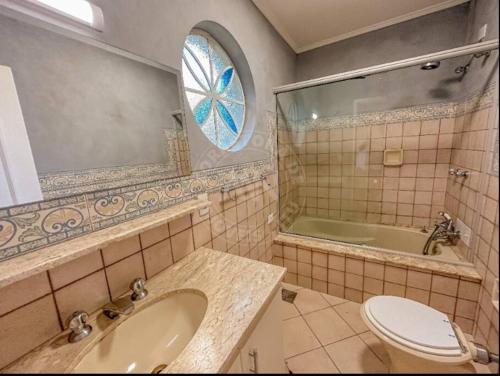 uma casa de banho com um lavatório, um WC e uma banheira em Casa Alto Padrao - Terras Sao Jose 1 (Campo Golfe) em Itu