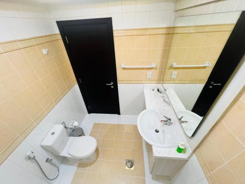 AlRaef Luxury Apartments في دبي: حمام مع مرحاض ومغسلة ومرآة