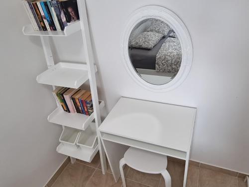Knihovna v apartmánu