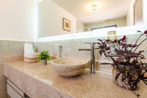 baño con lavabo y cuenco de piedra en Spyglass San Miguel de Allende 3 Bedrooms 3.5 Bath, en San Miguel de Allende