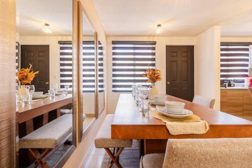 - une salle à manger avec une table et des chaises en bois dans l'établissement Spyglass San Miguel de Allende 3 Bedrooms 3.5 Bath, à San Miguel de Allende