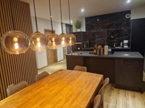 a kitchen and dining room with a wooden table at Ferienwohnung Engel in Grebenstein