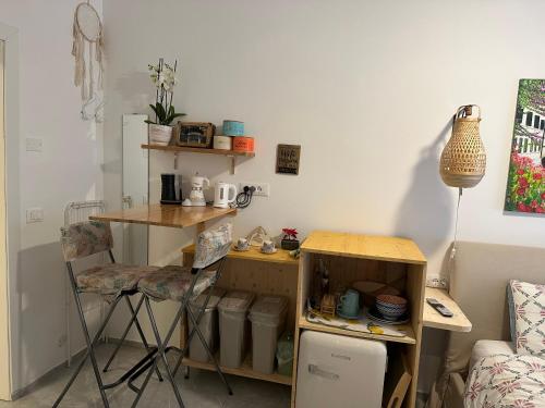 a small room with a desk and a table and chairs at B&B Casa Limone in Limone sul Garda