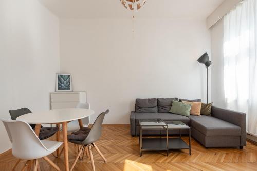 ein Wohnzimmer mit einem Sofa und einem Tisch in der Unterkunft Zentral und ruhig bei Schönbrunn in Wien