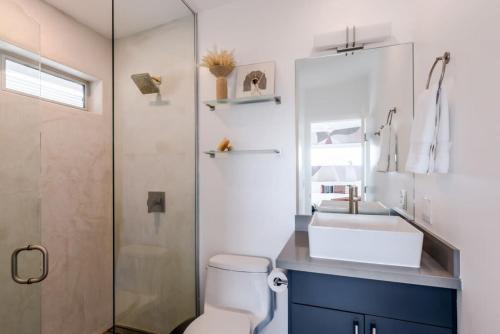 Bilik mandi di Joshua Tree l Sunset Heights l Pool-Spa Above Park