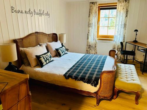 um quarto com uma cama, uma mesa e uma janela em Casa Pasch - Boutique Bed and Breakfast in Cumpadials em Sumvitg