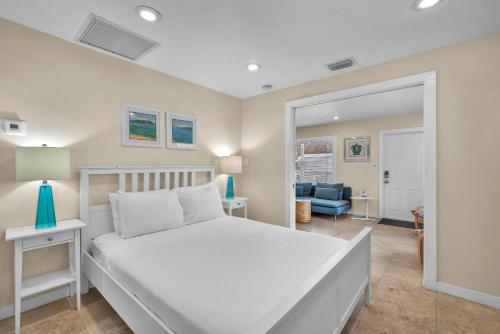 Postel nebo postele na pokoji v ubytování Grove Bay Bungalow - 2/2 Gated Cottage-Walk to Bay