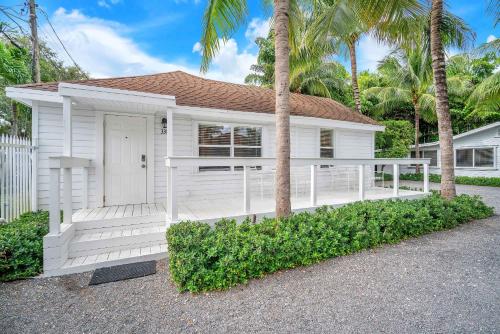 Grove Bay Bungalow - 2/2 Gated Cottage-Walk to Bay photo 4
