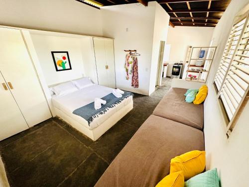 sypialnia z łóżkiem i kanapą w obiekcie La Casita Atins w mieście Atins