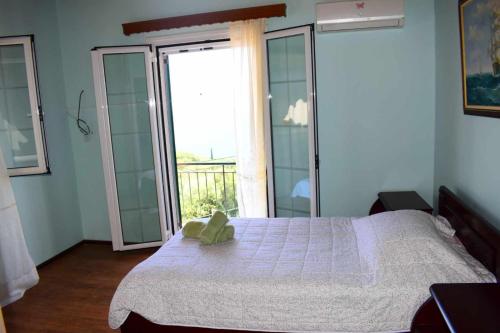 a bedroom with a bed with a teddy bear on it at Ostriche House in Pentátion