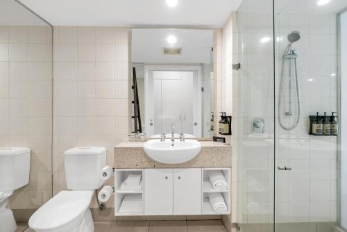 Salle de bains dans l'établissement Elysium Private Apartments at Beach Club & Spa