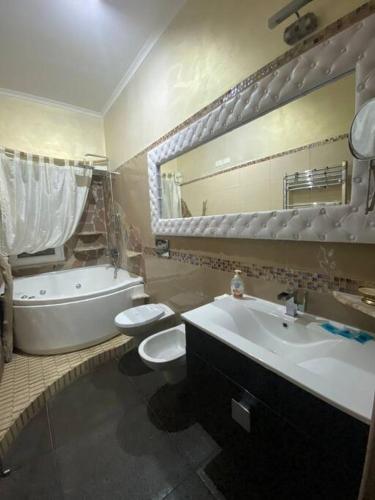 y baño con bañera, lavabo y aseo. en CS LUXURY HOUSE 2.0, en Lido di Ostia