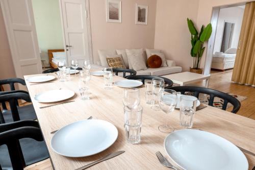 A restaurant or other place to eat at 2ndhomes Bright 125m2 4BR City Center Apartment with the Great Views