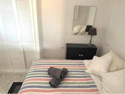 um quarto com uma cama com uma toalha em Apartamentos del Fuerte Marbella - Centro y Playa em Marbella