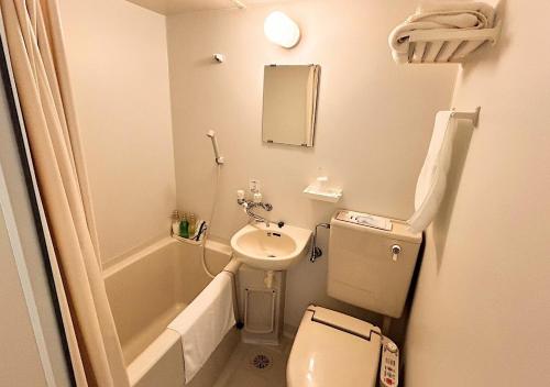La petite salle de bains est pourvue de toilettes et d'un lavabo. dans l'établissement Hotel MitsuWakan - Vacation STAY 15763v, à Tsushima