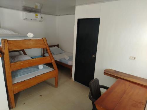 Katil dua tingkat atau katil-katil dua tingkat dalam bilik di Hotel Palmetto Beach Coveñas